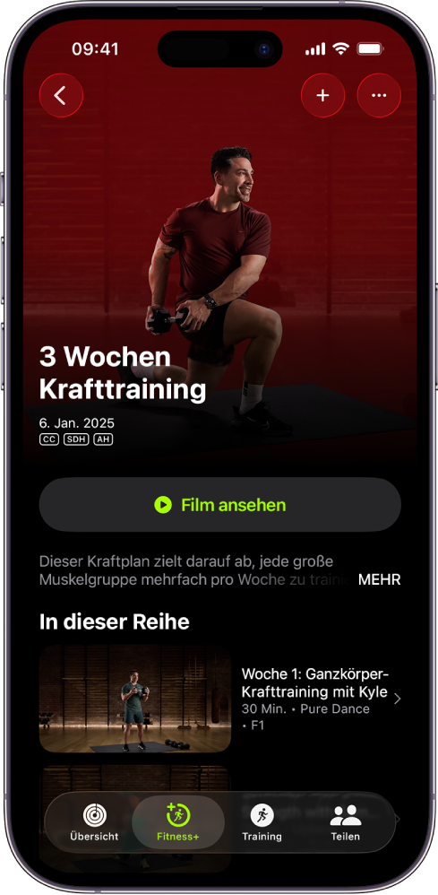 Der Bildschirm „Apple Fitness+“ zeigt ein Trainingsprogramm. Der Programmname, eine Taste zum Anzeigen einer Programmvorschau und die Beschreibung befinden sich in der Mitte des Bildschirms. Eine Reihe mit Trainingsfolgen befindet sich unten auf dem Bildschirm.