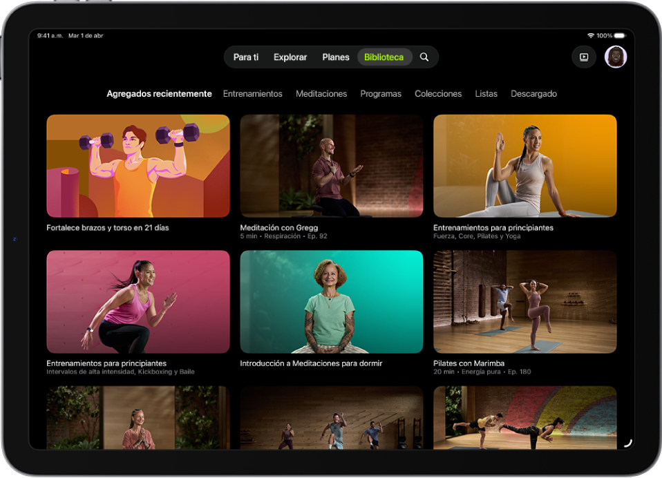La pantalla Biblioteca en Apple Fitness+ mostrando entrenamientos, meditaciones y programas. En la parte superior de la pantalla hay una fila de categorías.