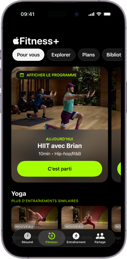 L’écran Pour vous dans Apple Fitness+ montrant un entraînement dans un programme personnalisé et des entraînements Yoga recommandés.
