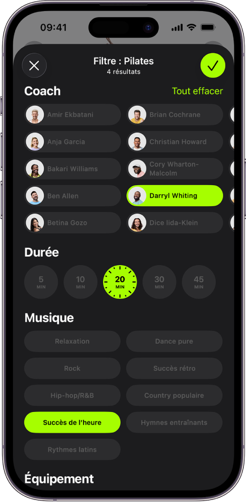 Écran Apple Fitness+ qui affiche des options pour trier et filtrer les entraînements. Une liste de coachs s’affiche en haut de l’écran. Des durées se trouvent au centre de l’écran. Une liste de genres musicaux se situe en dessous de Durée.