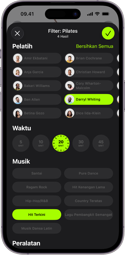 Layar Apple Fitness+ menampilkan pilihan untuk mengurutkan dan memfilter olahraga. Di bagian atas layar terdapat daftar pelatih. Interval waktu berada di bagian tengah layar. Di bawah Waktu terdapat daftar genre musik.