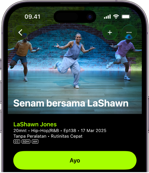 Layar Apple Fitness+ menampilkan olahraga. Gambar pelatih yang melakukan olahraga berada di bagian atas layar. Judul olahraga dan nama pelatih yang memandu olahraga berada di bagian tengah. Tombol untuk memulai olahraga berada di bawah detail olahraga.
