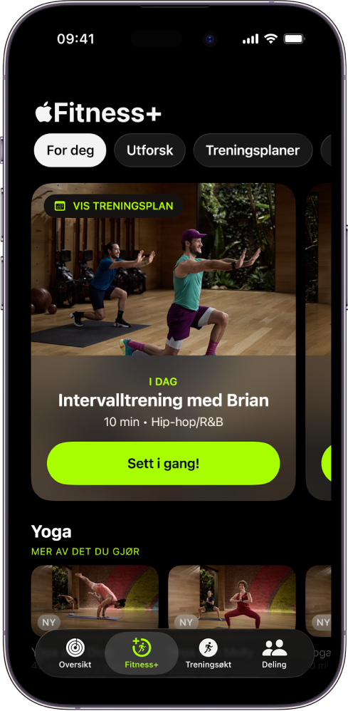 For deg-skjermen i Apple Fitness+ viser en treningsøkt i en tilpasset treningsplan og anbefalte yogaøkter.