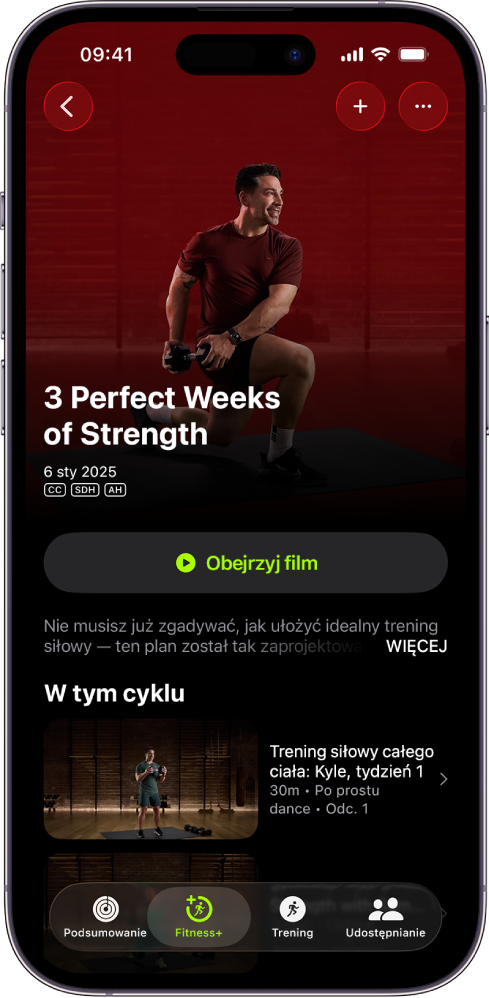 Ekran Apple Fitness+ pokazujący program treningowy. Na środku ekranu widoczny jest tytuł programu, przycisk wyświetlania jego podglądu oraz opis. Na dole ekranu znajduje się wiersz zawierający odcinki treningów.