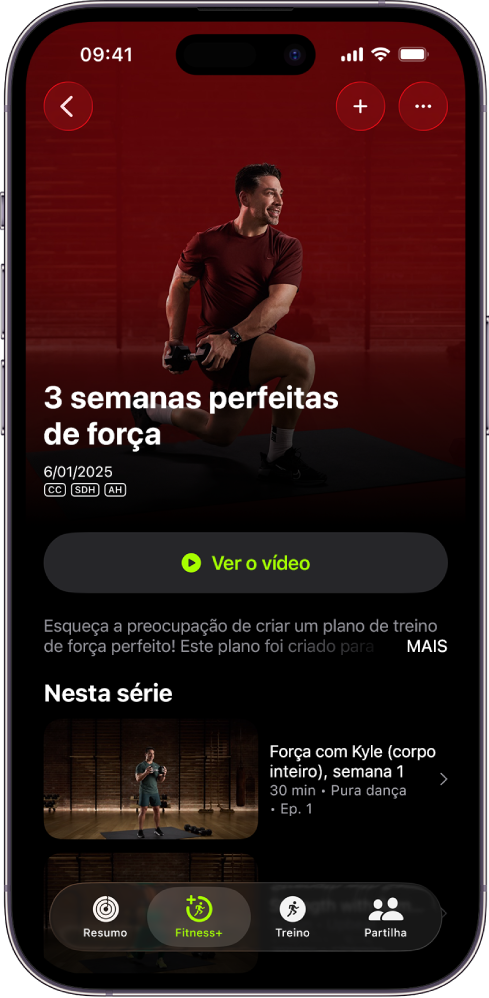 O ecrã de Apple Fitness+ a mostrar um programa de treino. O título do programa, um botão para ver uma pré‑visualização do programa e a descrição estão no centro do ecrã. Uma linha de episódios de treino na parte inferior do ecrã.