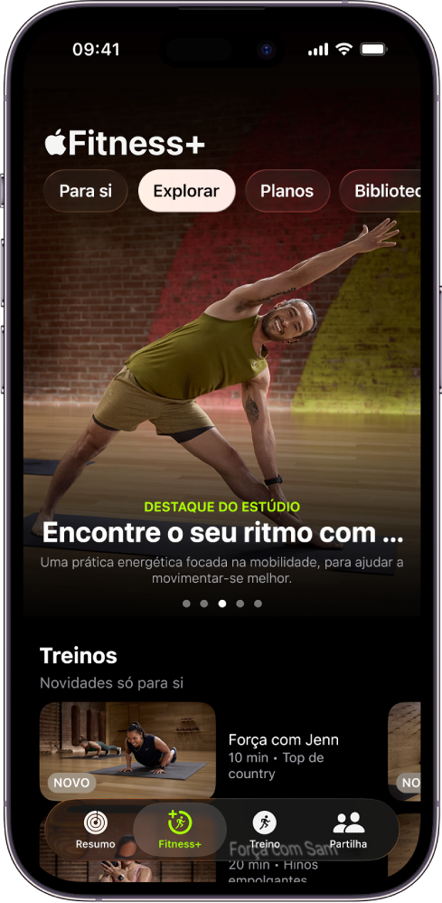 Ecrã Explorar em Apple Fitness+ com um programa de treino em destaque. Os treinos novos aparecem na parte inferior do ecrã.