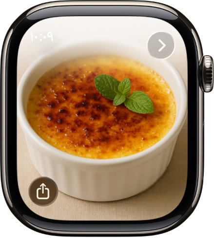 أثناء عرض صورة، قم بتدوير التاج الرقمي للتكبير، قم بالسحب للتحريك، أو اضغط مرتين للتبديل بين عرض كل الصور أو ملء الشاشة. اسحب لليسار أو اليمين لمشاهدة الصورة التالية. زر مشاركة موجود في أسفل اليسار.