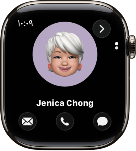 تطبيق جهات الاتصال يعرض جهة اتصال. تُعرَض صورة جهة الاتصال في منتصف الشاشة ويظهر الاسم أدناها. تظهر أزرار الهاتف والرسائل ومزيد من الخيارات أدناه. يظهر زر رجوع في أعلى اليمين.