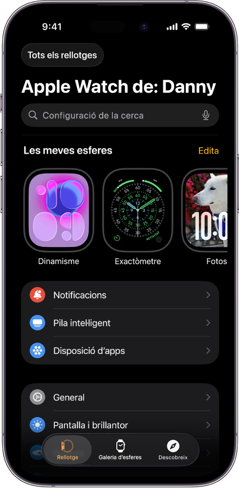 L’app Apple Watch a l’iPhone mostra la pantalla Rellotge, que t’ensenya les esferes del rellotge a la part superior i la configuració a la part inferior. Hi ha tres pestanyes a la part inferior de la pantalla de l’app Apple Watch: a l’esquerra hi ha la pestanya “Rellotge”, que hi vas per consultar la configuració de l’Apple Watch; la següent és la pestanya “Galeria d’esferes”, en què pots explorar les esferes de rellotge que estan disponibles i les complicacions, i, finalment, la pestanya “Descobreix”, en què pots obtenir més informació sobre l’Apple Watch.