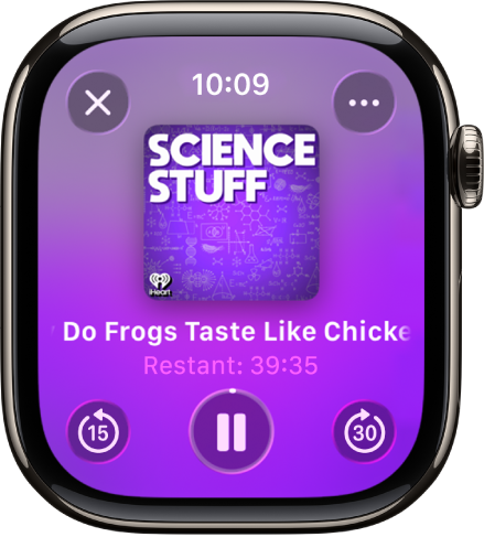 L’app Pòdcasts mostra la pantalla Ara Sona amb la imatge de l’àlbum, el títol de l’episodi i el temps restant al mig. A la part inferior de la pantalla hi ha els botons “Retrocedeix”, “Reprodueix/Pausa” i “Avança”. El botó “Més opcions” és a la part superior dreta i el botó “Tanca”, a la part superior esquerra.