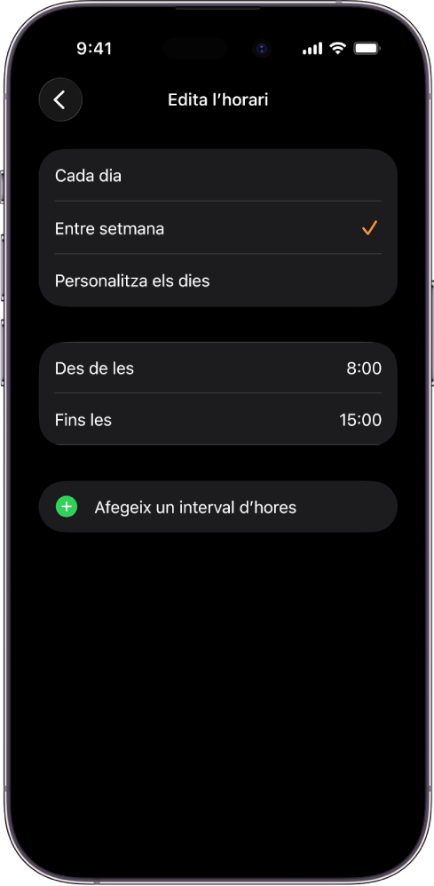 L’iPhone mostra la pantalla “Edita l’horari” del mode “Horari escolar”. Les opcions “Cada dia”, “Entre setmana” i “Personalitza els dies” apareixen a dalt. L’opció “Entre setmana” està seleccionada. Les hores “Des de” i “Fins a” són al mig de la pantalla i “Afegeix l’hora” és a la part inferior.