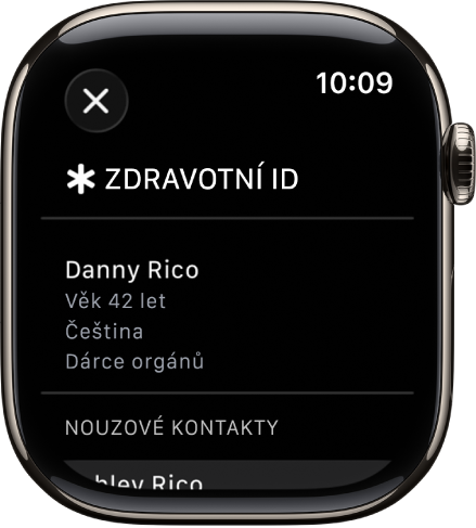 Obrazovka Zdravotní ID, na níž je vidět jméno osoby, věk, jazyk, údaj o tom, zda si přeje být dárcem orgánů, a nouzové kontakty.