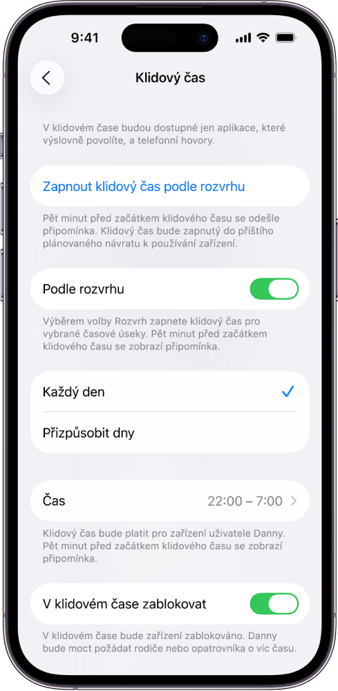 iPhone s otevřenou obrazovkou nastavení klidového času. U horního okraje je vidět přepínač Naplánováno. Ještě níž jsou vidět volby Každý den a Přizpůsobit dny. Volba Každý den je vybraná. Uprostřed obrazovky jsou uvedené časy začátku a konce a u dolního okraje je umístěné tlačítko V klidovém čase zablokovat.