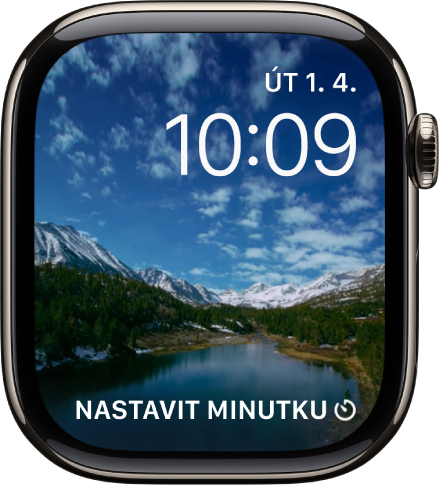 Ciferník Časosběr s časosběrným videem výhledu do krajiny. Dole je vidět nasměrování kompasu.