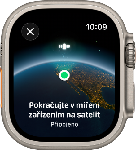 Obrazovka, na níž je nad zakřiveným pohledem na Zemi vidět ikona satelitu, zelený indikátor připojení a text „Zachovejte nasměrování na satelit“.