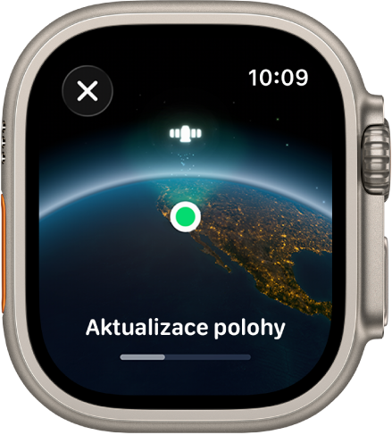 Displej se zprávou „Aktualizace polohy“, indikátorem průběhu a pohledem na planetu Zemi z vesmíru se zelenou tečkou označujíící polohu