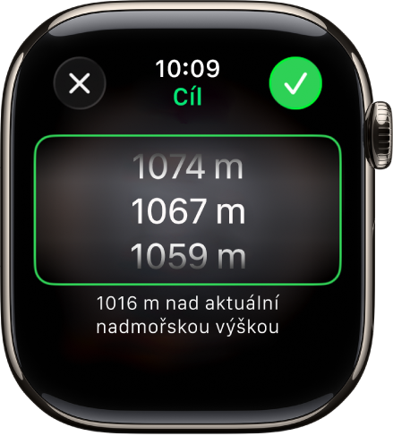Aplikace Kompas s obrazovkou Cílová nadmořská výška. Uprostřed displeje je vidět posuvný seznam nadmořských výšek. Pod seznamem je zobrazeno, oč je vybraná nadmořská výška vyšší nebo nižší než aktuální nadmořská výška. Nahoře je vidět tlačítko Zavřít a tlačítko se značkou zaškrtnutí.