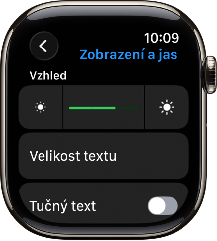 Nastavení Displej a jas na Apple Watch s jezdcem jasu nahoře a tlačítkem Velikost textu pod ním.