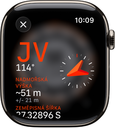 Aplikace Kompas s informační obrazovkou. Vlevo uprostřed se zobrazuje azimut s informací o světové straně (jihovýchod) a údajem ve stupních (114 stupňů). Dole je uvedený aktuální sklon a nadmořská výška. Na pravé straně je vidět indikátor kompasu. Vlevo nahoře se nachází zavírací tlačítko.