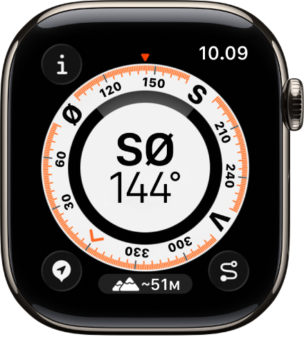 Appen Kompas, som viser en urskive med kompasretningen i midten, en prik, som repræsenterer et rutepunkt i den inderste cirkel, og kompaspunkter i den yderste cirkel. Knappen Info er øverst til højre, knappen Rutepunkter er nederst til venstre, knappen Højde er nederst i midten og knappen Find tilbage er nederst til højre.