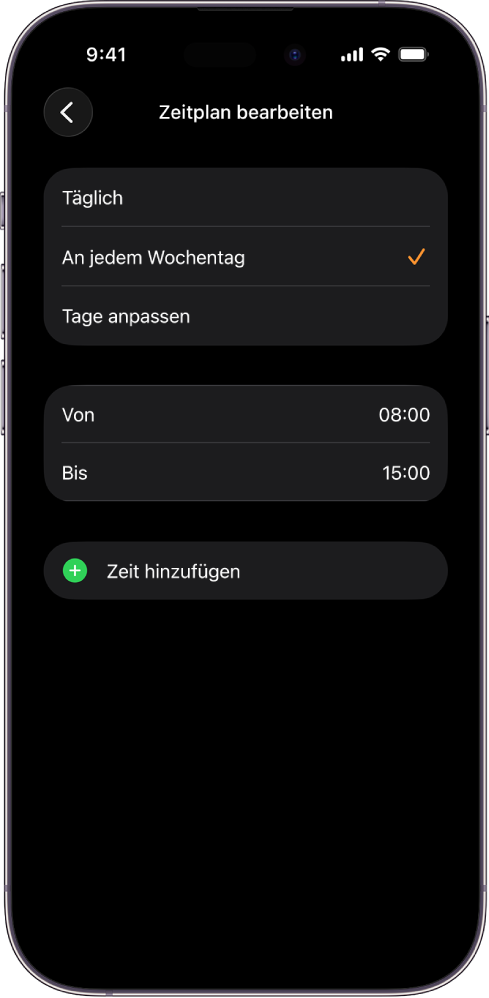 iPhone mit der Anzeige „Zeitplan bearbeiten“ für „Schulzeit“. Oben sind die Optionen „Täglich“, „Jeden Wochentag“ und „Tage anpassen“ zu sehen. „Jeden Wochentag“ ist ausgewählt. In der Mitte befinden sich die Angaben „Von“ und „Bis“ und darunter ist die Taste „Zeit hinzufügen“ zu sehen.