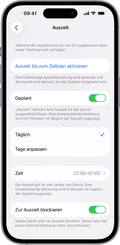 iPhone mit der Anzeige zum Einrichten der Auszeit. Im oberen Teil befindet sich der Schalter „Geplant“. Darunter sind die Optionen „Täglich“ und „Tage anpassen“ zu sehen. Die Option „Täglich“ ist ausgewählt. In der Mitte befinden sich die Angaben „Von“ und „Bis“ und unten ist die Taste „Zur Auszeit blockieren“ zu sehen.