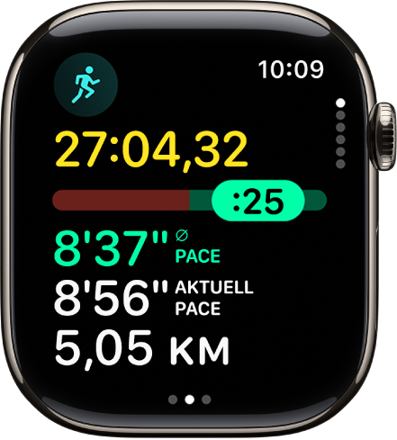 Die App „Training“ auf der Apple Watch zeigt die Ansicht „Pacer“ in deinem „Laufen outdoor“-Training. Oben wird die Dauer des Laufs angezeigt. Darunter befindet sich ein Regler, der anzeigt, ob du der Pace voraus bist oder nicht. Die Anzeigen für „Durchschnittliche Pace“, „Aktuelle Pace“ und Distanz befinden sich darunter.