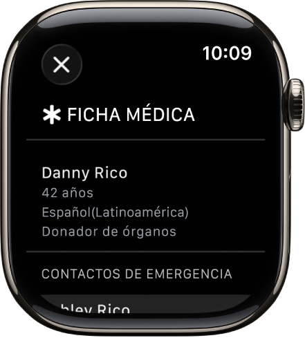 La pantalla Ficha médica mostrando información de una persona, incluyendo el nombre, la edad, el idioma, si es donador de órganos y los contactos de emergencia.