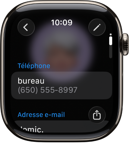 L’app Contacts affichant les coordonnées d’un contact. Le bouton Modifier apparaît en haut à droite. Trois champs apparaissent au milieu de l’écran : numéro de téléphone, adresse e-mail et adresse du domicile. Un bouton Partager se trouve en bas à droite et un bouton Retour est en haut à gauche.