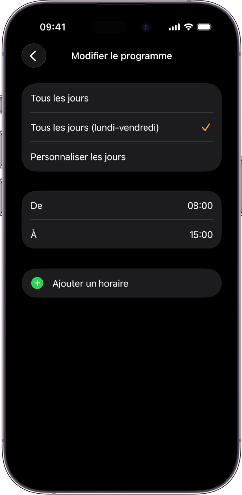 iPhone affichant l’écran « Modifier le programme » pour le mode École. Les options « Tous les jours », « Tous les jours (lundi-vendredi) » et « Personnaliser les jours » apparaissent en haut, et « Tous les jours (lundi-vendredi) » est sélectionnée. Les heures de début et de fin se trouvent au milieu de l’écran et un bouton « Ajouter un horaire » est situé en dessous.