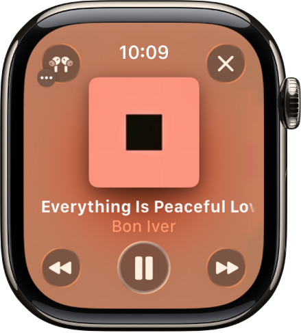 המסך ״מתנגן כעת״ ביישום ״מוזיקה״. עטיפת האלבום נמצא במרכז, כותרת השיר והאומן מופיעים מתחתיה. בתחתית המסך נמצאים הכפתורים ״הקודם״, ״הפעלה/״השהיה״ ו״הבא״. הכפתור ״אפשרויות נוספות״ נמצא למעלה מימין. הכפתור ״לאחור״ נמצא מימין למעלה.