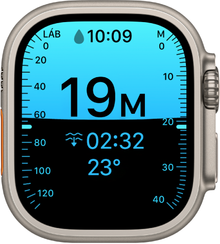 Egy Apple Watch Ultrán a Mélység képernyő látható az aktuális mélységgel, az eltelt idővel és a vízhőmérséklettel.