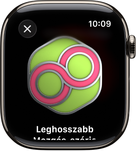 Egy díjat megjelenítő Apple Watch. A díj alatt a díj leírása olvasható. Húzással forgathatja a díjat.