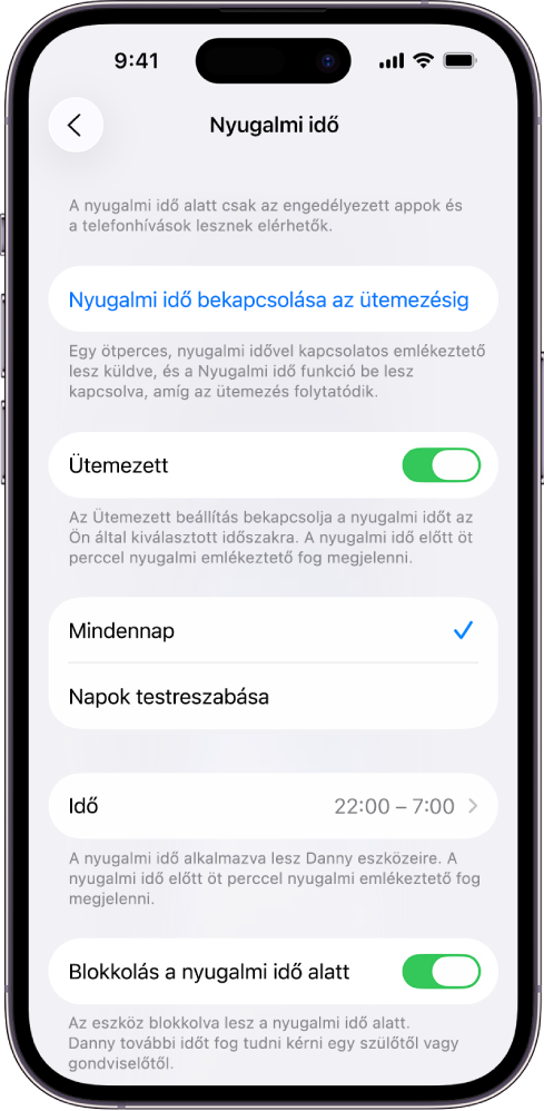 Az iPhone kijelzője a Nyugalmi idő beállítási képernyőjével. Felül egy Ütemezett kapcsoló jelenik meg. Ez alatt a Minden nap és a Napok testreszabása lehetőség jelenik meg, amelyek közül a Minden nap van kijelölve. A képernyő közepén az Ettől és az Eddig beállításnál megadott órák láthatók, alul pedig a Blokkolás a nyugalmi idő alatt gomb.