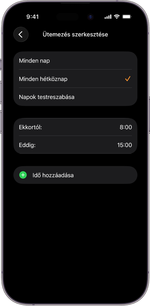 Az iPhone-on az Iskolaidő Ütemezés szerkesztése képernyője látható. A tetején a Minden nap, a Minden hétköznap és a Napok testreszabása lehetőség jelenik meg, amelyek közül a Minden hétköznap van kijelölve. A képernyő közepén az Ettől és az Eddig beállításnál megadott órák láthatók, alul pedig az Idő hozzáadása gomb.