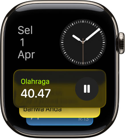Smart Stack di Apple Watch yang menampilkan Aktivitas Langsung dan widget.