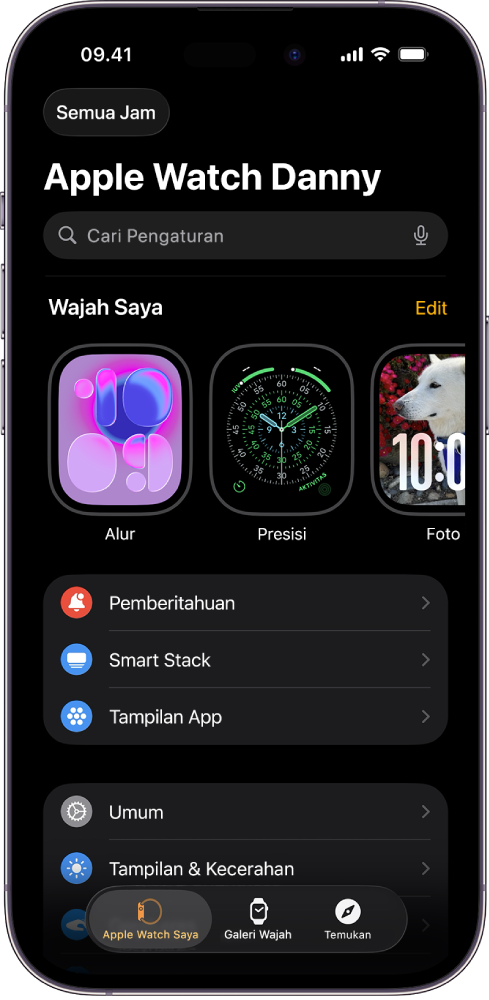 App Apple Watch di iPhone dibuka pada layar Apple Watch Saya, yang menampilkan wajah jam Anda di dekat bagian atas dan pengaturan di bawahnya. Terdapat tiga tab di bagian bawah layar app Apple Watch: tab kiri adalah Apple Watch Saya di mana Anda membuka pengaturan Apple Watch; berikutnya adalah Galeri Wajah di mana Anda dapat menjelajahi wajah dan komplikasi jam yang tersedia; lalu Temukan, tempat Anda dapat mempelajari Apple Watch lebih lanjut.