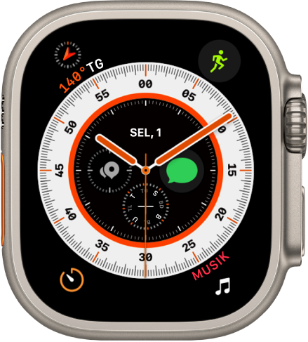Wajah jam Wayfinder menampilkan jam analog, dengan komplikasi Baterai di kiri atas, Olahraga di kanan atas, Timer di kiri bawah, dan Musik di kanan bawah. Terdapat empat komplikasi di dekat bagian tengah wajah jam—Tanggal di bagian atas, Kompas di kanan, Titik Jalan Kompas di bagian bawah, dan Titik Jalan Kompas di kiri.