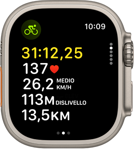 Un allenamento in bici in corso con il tempo trascorso, le calorie attive bruciate, la frequenza cardiaca, la velocità media e la distanza totale.