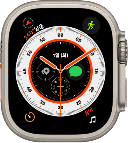 아날로그 시계, 왼쪽 상단에 배터리 컴플리케이션, 오른쪽 상단에 운동, 왼쪽 하단에 타이머, 오른쪽 하단에 음악을 보여주는 길잡이 시계 페이스. 시계 페이스 중앙 근처에 네 가지 컴플리케이션이 있음. 상단에 날짜, 오른쪽에 지구, 하단에 나침반, 왼쪽에 나침반 경유지가 있음.