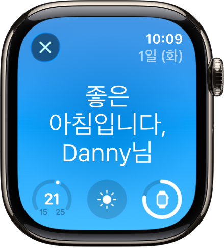 기상 화면을 보여주는 Apple Watch. 상단에 ‘좋은 아침입니다’라는 문구가 표시됨. 아래에 기온, 날씨 및 배터리 잔량이 있음.