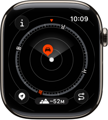 다이얼 내에 경유지를 표시하는 나침반 앱. 왼쪽 상단에 정보 버튼, 왼쪽 하단에 경유지 버튼, 중앙 하단에 고도 버튼, 오른쪽 하단에 경로 되짚기 버튼이 있음.