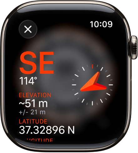 Lietotnē Compass ir redzams ekrāns Info. Virziens parādās vidū pa kreisi, un ir redzams arī kompasa virziens (dienvidaustrumu) un grādi (114 grādi). Pašreizējais slīpums un kāpums ir redzami apakšējā daļā. Kompasa rādītājs ir redzams pa labi. Augšējā kreisajā stūrī atrodas aizvēršanas poga.