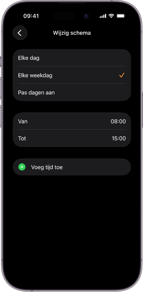 Een iPhone met het scherm 'Wijzig schema' voor Schooltijd. Bovenin staan de opties 'Elke dag', 'Elke weekdag' en 'Pas dagen aan', waarbij 'Elke weekdag' is geselecteerd. In het midden van het scherm staan tijdstippen bij 'Van' en 'Tot' en onderin staat de knop 'Voeg tijd toe'.