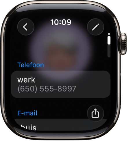 De Contacten-app met contactgegevens. Rechtsbovenin staat de knop 'Wijzig'. In het midden van het scherm bevinden zich drie velden: telefoonnummer, e‑mailadres en huisadres. Rechtsonder zie je de deelknop en linksboven de terugknop.