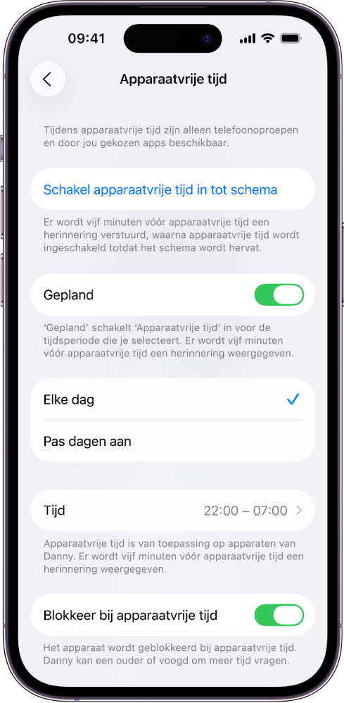 Een iPhone met het scherm waarop je apparaatvrije tijd kunt instellen. Bovenin bevindt zich de schakelaar 'Gepland'. Daaronder staan de opties 'Elke dag' en 'Pas dagen aan', waarbij 'Elke dag' is geselecteerd. In het midden van het scherm staan tijdstippen bij 'Van' en 'Tot' en onderin bevindt zich de knop 'Blokkeer bij apparaatvrije tijd'.