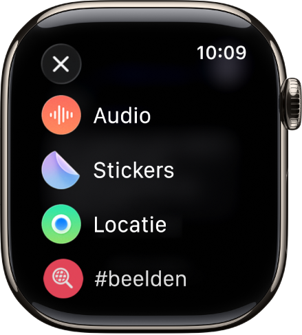 Een Berichten-scherm met opties voor het toevoegen van audio, stickers, locatie-informatie en afbeeldingen.