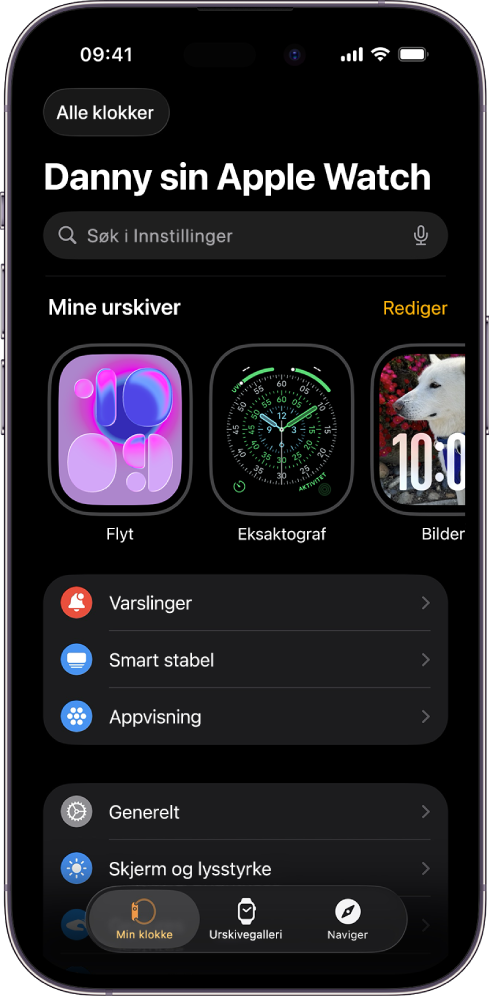 Apple Watch-appen på iPhone, med Min klokke-skjermen som viser urskivene dine nær toppen og innstillinger nedenfor. Det er tre faner nederst i Apple Watch-appen. Den venstre fanen er Min klokke, hvor du går for å finne Apple Watch-innstillinger. Den neste fanen er Urskivegalleri, hvor du kan utforske tilgjengelige urskiver og komplikasjoner. Deretter følger Oppdag, hvor du kan finne ut mer om Apple Watch.