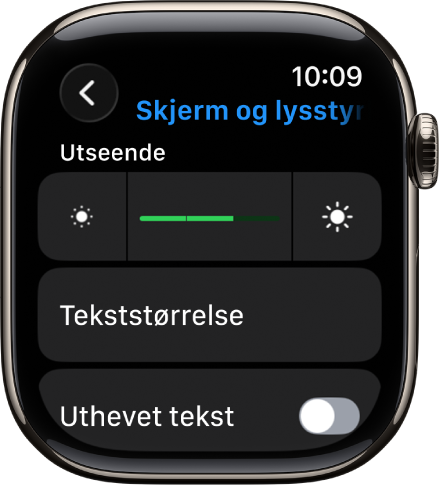 Skjerm og lysstyrke-innstillinger på Apple Watch, med Lysstyrke-skyveknappen øverst og Tekststørrelse-knappen under.