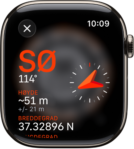Kompass-appen viser Info-skjermen. Marsjretningen vises i midten til venstre, med kompassretning (sørøst) og grader (114 grader). Gjeldende helning og stigning vises nedenfor. En kompassindikator vises til høyre. En lukk-knapp vises øverst til venstre.